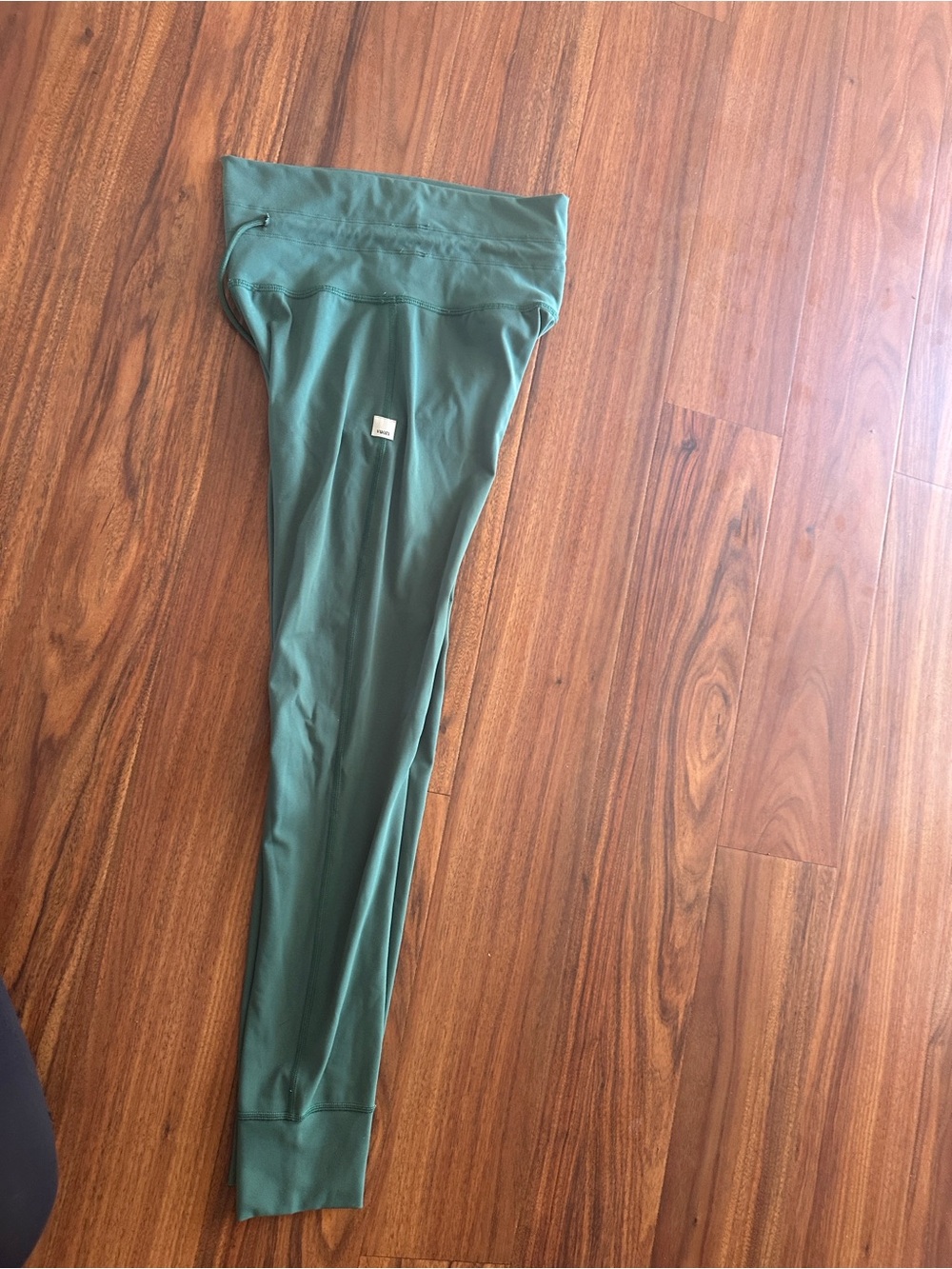 Vuori Daily Form High-Waist Green Active Leggings with Drawstring - Picture 3 of 6